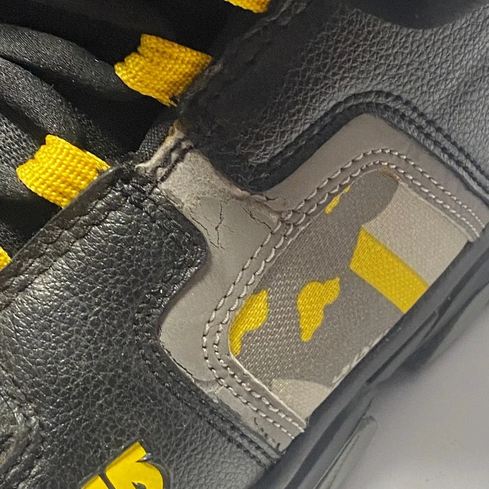 Burton Freestyle Snowboard Boots Youth Size 6 Black Yellow Good Condition